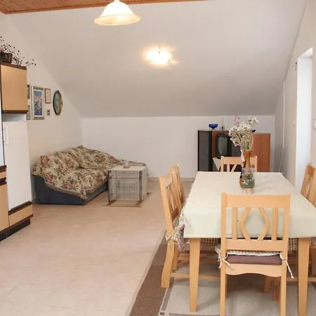 Apartment 4445b
